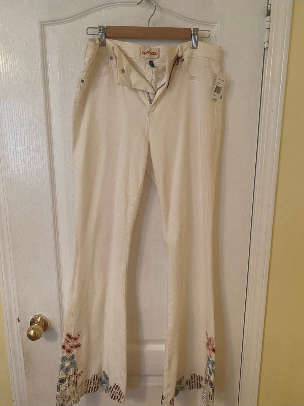 Driftwood White Floral Embroidered Flare Jeans — NWT, Size 30